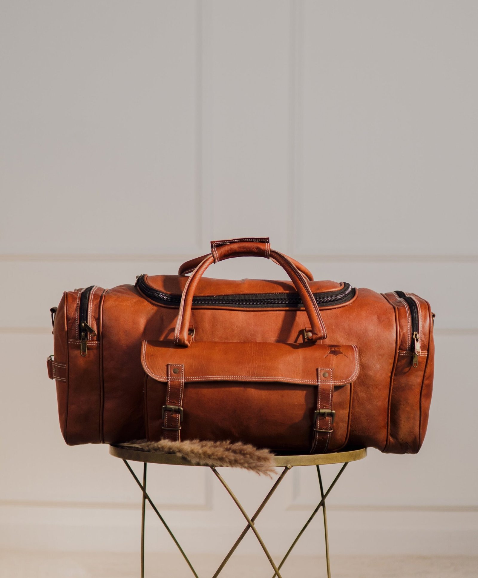 Classic Brown duffle leather bag - Image 5